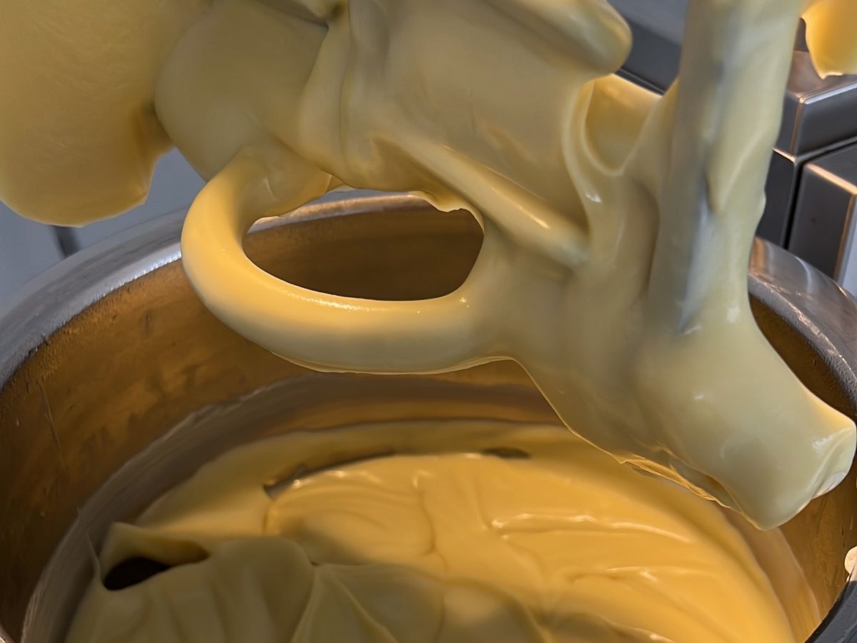 Crema appena emulsionata sulla pala dell'emulsionatore