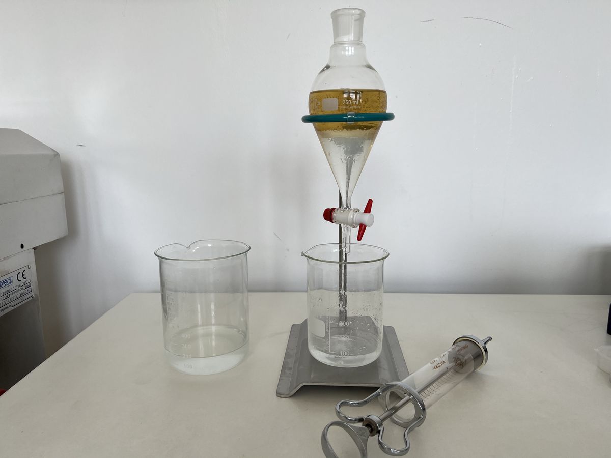 Separazione dell'olio essenziale nell'imbuto separatore